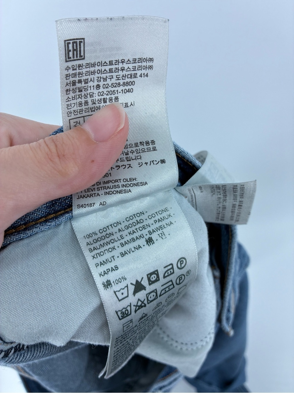 Levi's Women's High Rise Mom Blue Jeans Ripped Knee - Picture 5 of 10